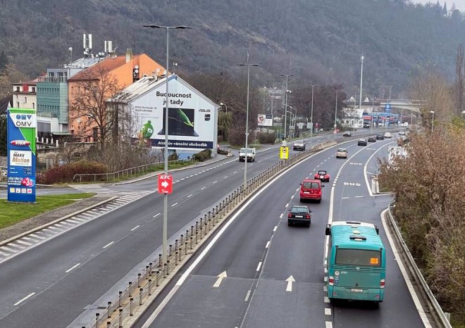 Motocykly a skútry budou moci v Praze od jara jezdit pruhy pro autobusy MHD