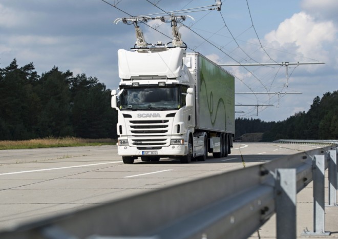 První elektrifikovaná dálnice na světě zahájila provoz