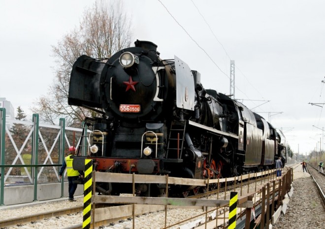 Stavbaři testovali v Plzni nové mosty naloženými lokomotivami