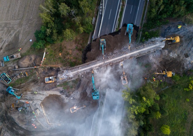 Nový železniční most u Brandýsa umožní rozšířit dálnici D10