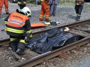 Střet člověka s vlakem končí obvykle předvídatelným kon­cem