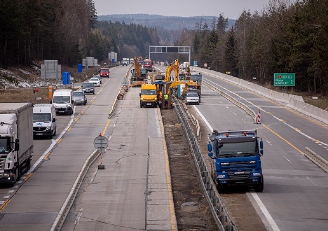 Modernizace D1 u Humpolce jede naplno, vybouraný beton znovu poslouží