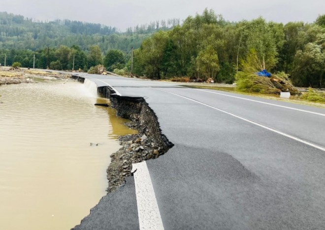 Po záplavách je neprůjezdných pět silnic I. třídy a dálnice z Ostravy na Polsko