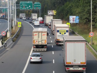 Vláda by měla podle Senátu snížit maximální povolenou hmotnost kamionů