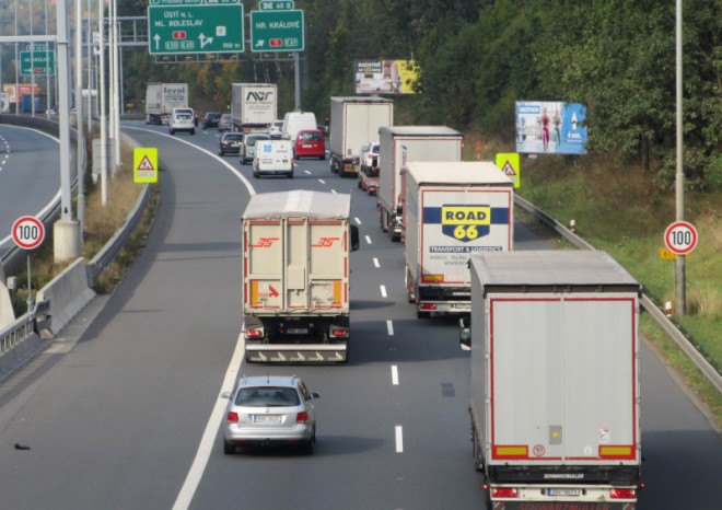 Vláda by měla podle Senátu snížit maximální povolenou hmotnost kamionů