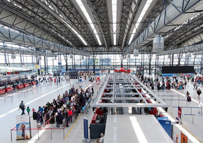 Česká letiště loni odbavila téměř 15 milionů cestujících, meziročně více