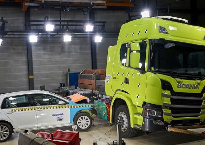 ​Také elektrická nákladní Scania prochází náročnými nárazovými testy