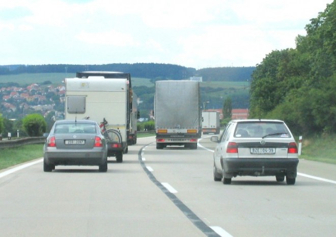 Zákaz předjíždění pro kamiony se rozšířil o 116 km dálnic