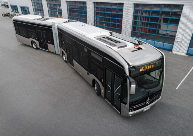 Plzeňské dopravní podniky testují osmnáctimetrový kloubový elektrobus Mercedes