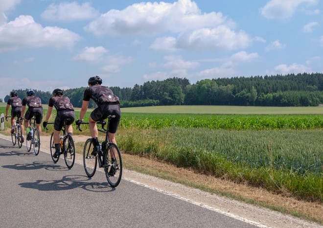 Sněmovna schválila předjíždění cyklistů v bezpečné vzdálenosti