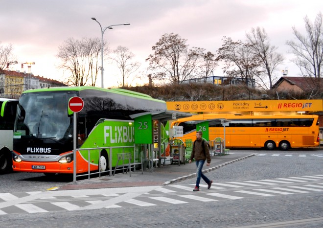 Spor RegioJetu a Flixbusu bude řešit soud, ne ÚOHS