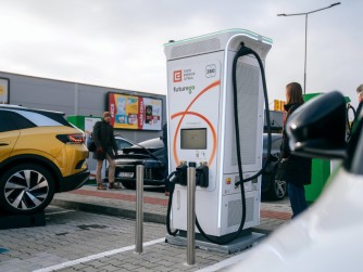 Největší česká síť veřejných dobíjecích stojanů pro elektroauta má 100 ultrarychlých stojanů