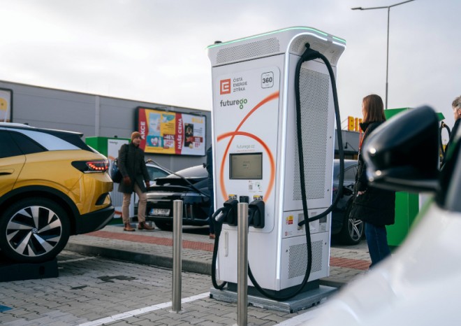 Největší česká síť veřejných dobíjecích stojanů pro elektroauta má 100 ultrarychlých stojanů