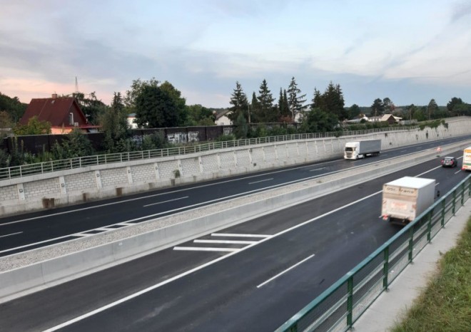 D11 je po bourání mostu zcela průjezdná, ráno otevřen i úsek na Hradec Králové