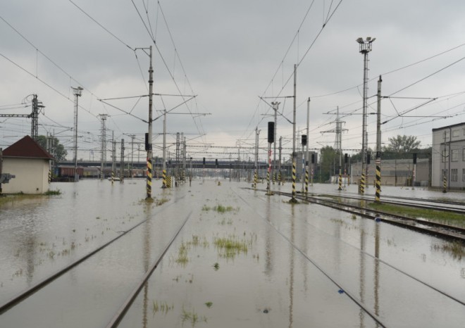 Záplavy způsobily na železničních tratích škody za více než miliardu korun