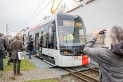 ​První nová tramvaj pro Prahu Škoda ForCity Plus 52T se poprvé se projela na zkušební trati