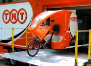 TNT Express zavádí v Bruselu mobilní depo, v Praze pořídí první
elektromobil