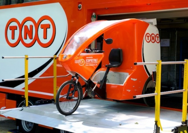 TNT Express zavádí v Bruselu mobilní depo, v Praze pořídí první
elektromobil