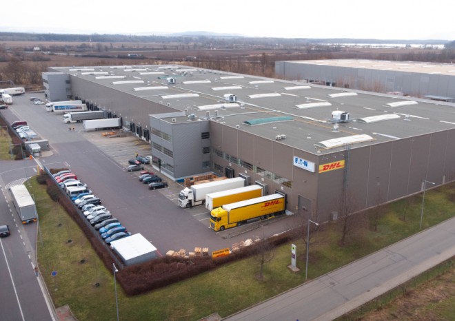 DHL proměnila distribuční centrum pro Eaton v uhlíkově neutrální provoz