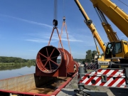 Gebrüder Weiss převezl dva obrovské odkorňovací bubny ze Šanghaje do Štětí