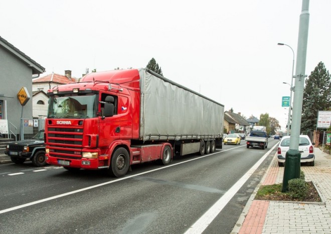 ​Zákaz vjezdu kamionům hrozí vedle Prahy i v části středních Čech