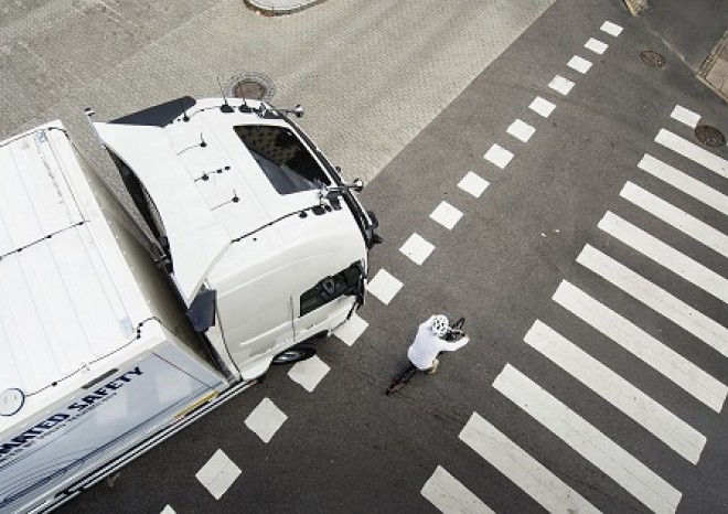 ​Volvo Trucks uvádí na trh bezpečnostní systémy nové generace chránící chodce a cyklisty