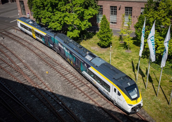 DB a Siemens Mobility představují novou vodíkovou jednotku a přívěs pro skladování vodíku