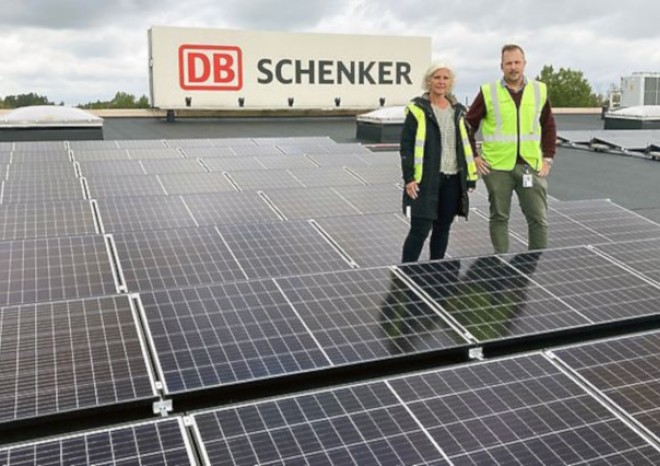 Elektrické vozy v terminálu DB Schenker ve švédském městě Skara bude dobíjet solární energie