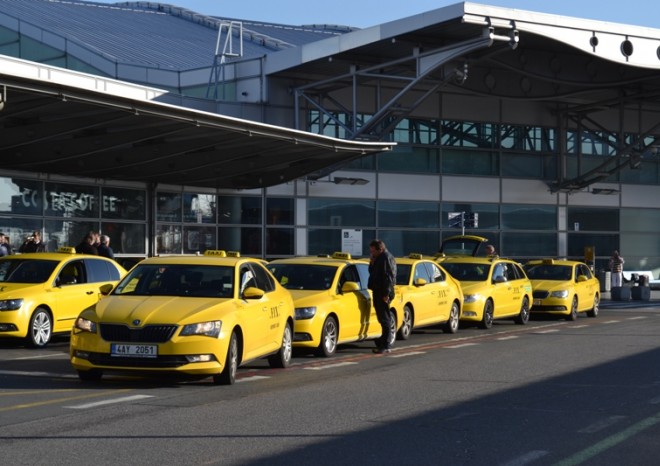 Na Letišti Praha začala platit přísnější pravidla pro parkování