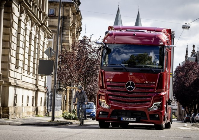 Mercedes-Benz Trucks urychluje vývoj v oblasti bezpečnosti nákladních vozidel