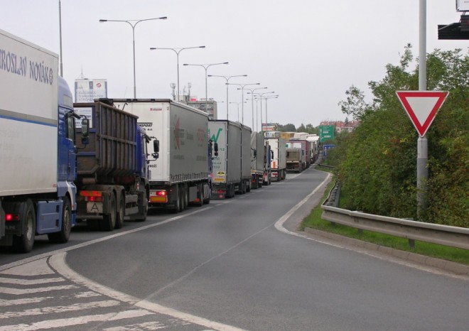 Praha chce zakázat vjezd kamionů, budou moci jen na okruh