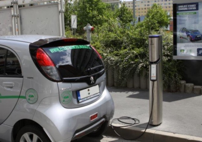 Praha chce do roku 2025 nejméně 750 dobíjecích stanic pro elektromobily