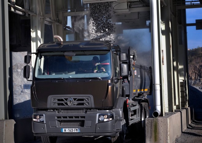 Lom prověřil kvality nových řad Renault Trucks pro stavebnictví