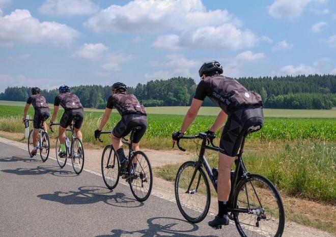 ​Ministerstvo dopravy zvažuje u pomalého předjíždění cyklistů zrušit povinný odstup