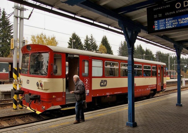 ​Část vlaků v Pardubickém kraji možná nahradí levnější autobusy