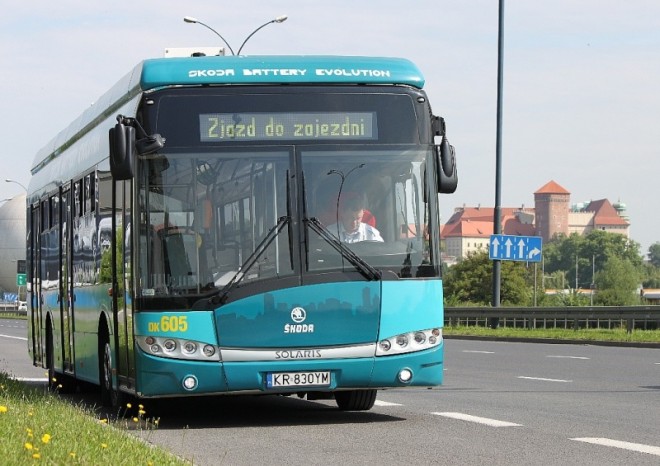 Český elektrobus z Plzně jezdí v polském Krakově