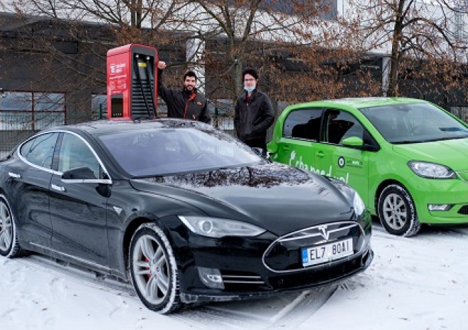 Carharing v Brně s jistým parkovacím místem i vozem Tesla