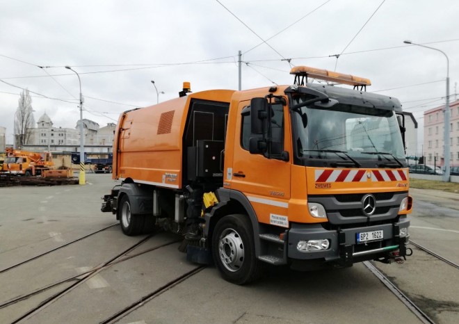 ​S očistou tramvajových kolejí v Plzni pomáhá nový čistící vůz