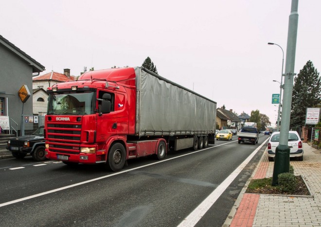 ​V Říčanech a okolí začne v pondělí platit zákaz tranzitu kamionů