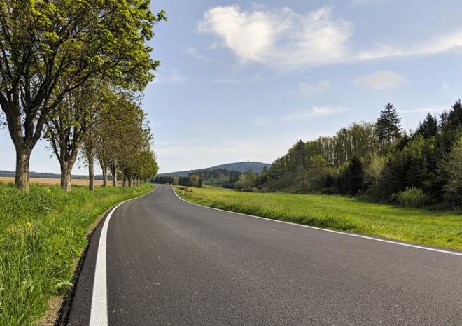 Vláda sníží v příštím roce dotace na silnice nižších tříd o dvě miliardy