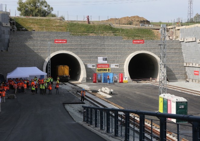 Výstavba Ejpovického tunelu finišuje, první vlak projede jižním tubusem už za dva měsíce