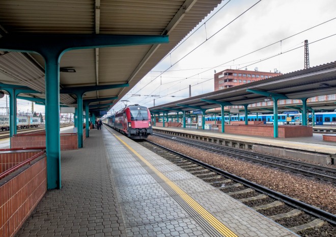 Pandemie vyhnala z vlaků a autobusů desítky milionů lidí, největší propad je v letectví