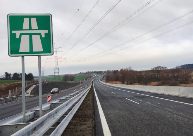 Řidiči již mohou využít nový úsek dálnice D7 u Panenského Týnce