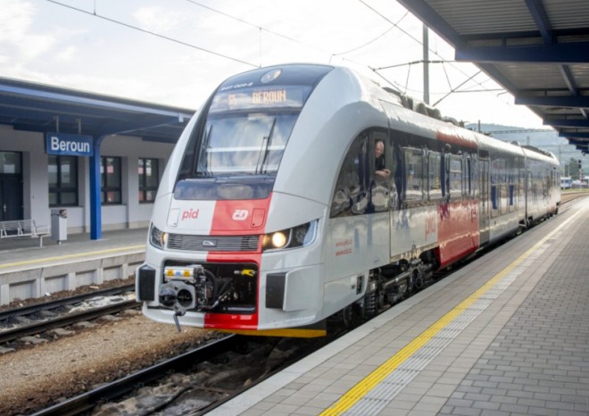Na tratích ve středních Čechách jezdí už šest RegioFoxů v barvách PID