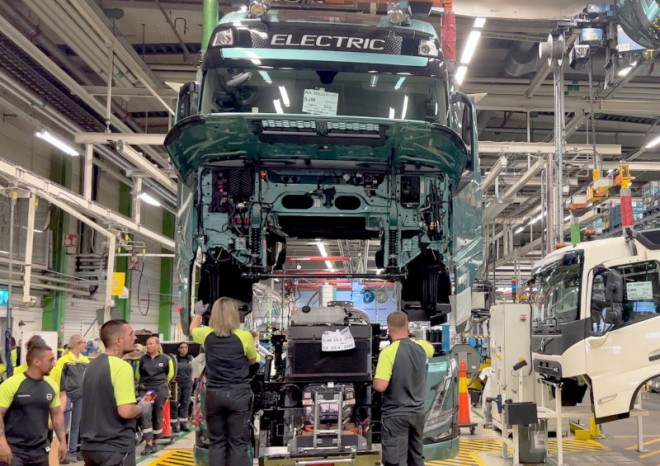 Volvo Trucks zahajuje sériovou výrobu těžkých elektrických nákladních vozidel