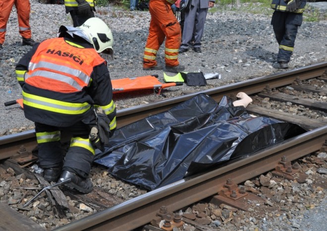 Střet člověka s vlakem končí obvykle předvídatelným kon­cem