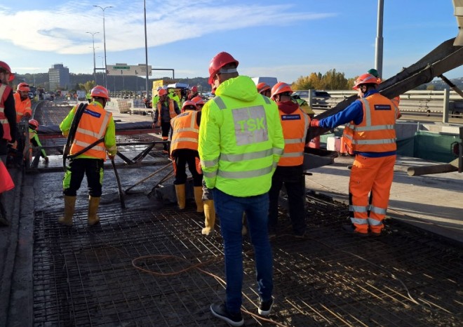 Dělníci v sobotu dokončí na Barrandovském mostě pokládku speciálního betonu