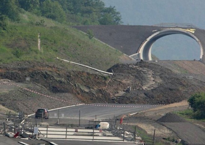 V případu sesuvu půdy na D8 chce soud zadat revizní posudek