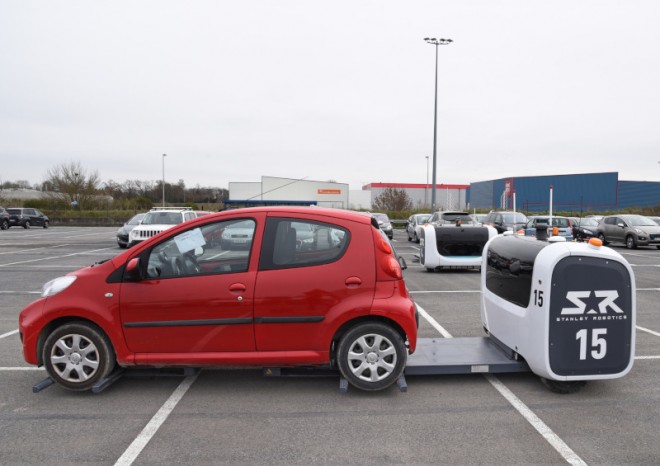 GEFCO testuje autonomní mobilní robot pro skladování vozidel