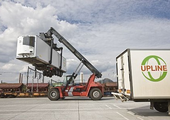 Přeprava návěsů po železnici pomáhá silničním dopravcům